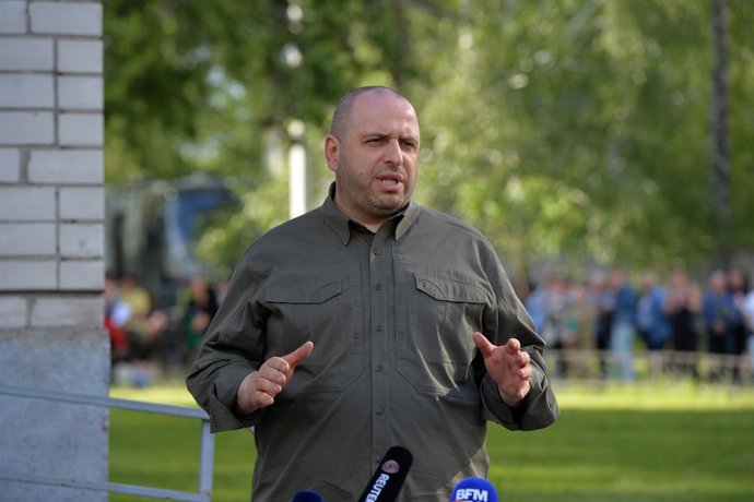 Archivo - KIEV, May 24, 2025  -- Ukrainian Defense Minister Rustem Umerov welcomes the released Ukrainians back to Ukraine, May 23, 2025. Ukrainian President Volodymyr Zelensky on Friday announced that 390 Ukrainians returned home from captivity during th