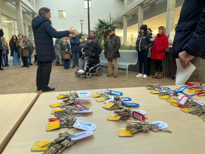 El alcalde en la entrega de llaves de las viviendas de alquiler.