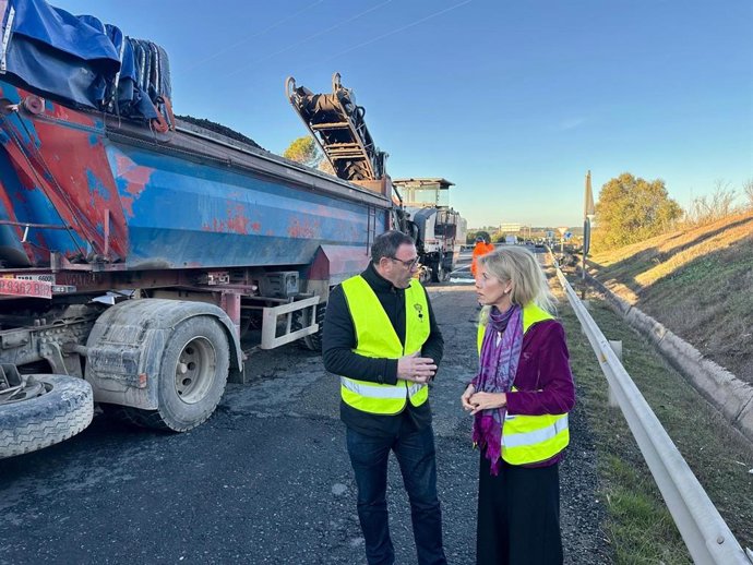 La subdelegada del Gobierno en Huelva, María José Rico, y el alcalde de Chucena, Antonio Manuel Rubio, en una visita a las obras en el enlace a la  A-49.