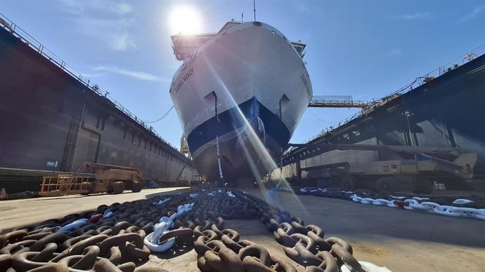 Archivo - El buque 'Global Mercy' en los astilleros de Navantia en Cádiz