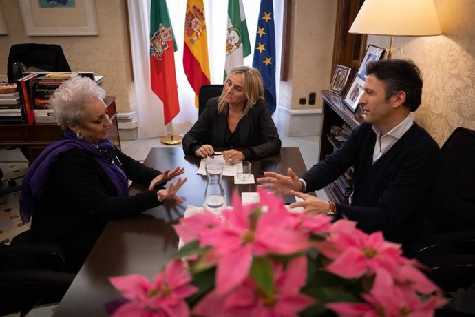 La alcaldesa de Granada, Marifrán Carazo, en el centro en la imagen, junto al primer teniente de alcalde, Jorge Saavedra, y la presidenta de La Volaera, María Martín Romero