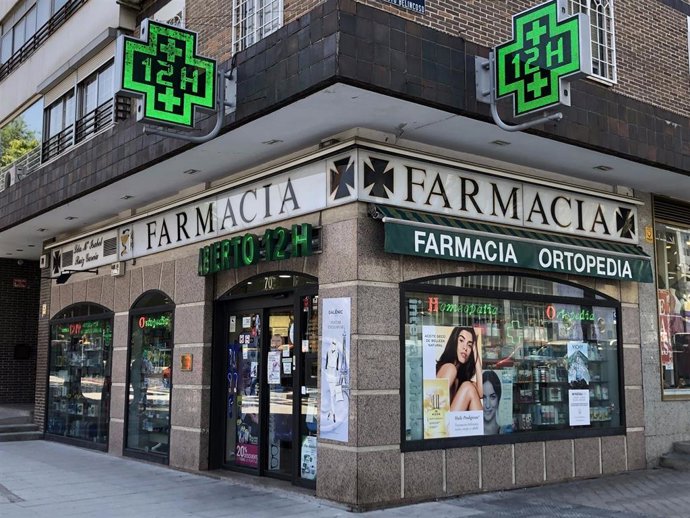 Archivo - Fachada y cristalera de una Farmacia en Madrid.