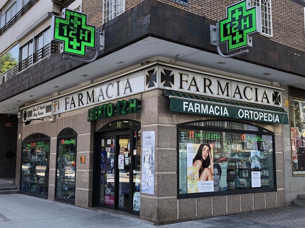 Archivo - Fachada y cristalera de una Farmacia en Madrid.