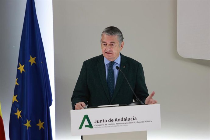 El consejero de Sanidad, Presidencia y Emergencias de la Junta de Andalucía, Antonio Sanz (d), interviene en el acto de presentación en Sevilla del Plan Integral de Atención Temprana de Andalucía 2025-2029 (PIATA).  