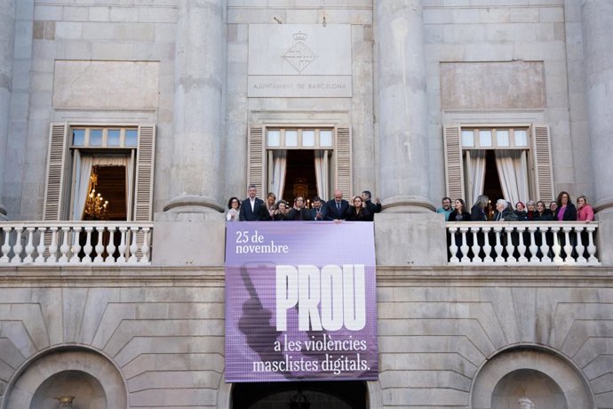 Pancarta del 25N a l'Ajuntament de Barcelona