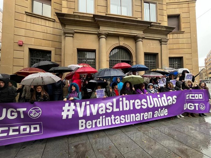 UGT y CCOO se concentran en Pamplona por la erradicación de las violencias contra las mujeres.