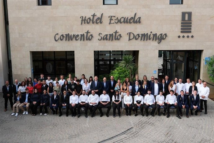 Un grupo de alumnos del Hotel Escuela Convento Santo Domingo de Archidona (Málaga), dependiente de la Consejería de Turismo y Andalucía Exterior, tienen  previsto participar en la cena posterior a la gala de la Guía Michelin España 2026.