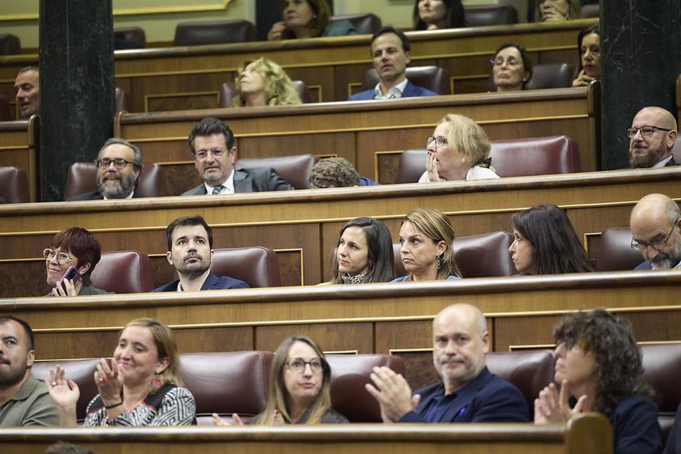 Archivo - gueda Micó y los cuatro diputados de Podemos en una votación