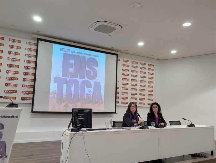 La secretaria general de CCOO PV, Ana García Alcolea, y la secretaria de Dones i Igualtat de CCOO PV, Empar Pablo Martínez, en la asamblea para conmemorar el Día Internacional por la Eliminación de la Violencia contra las Mujeres -. Firma: EPL/SAM .-