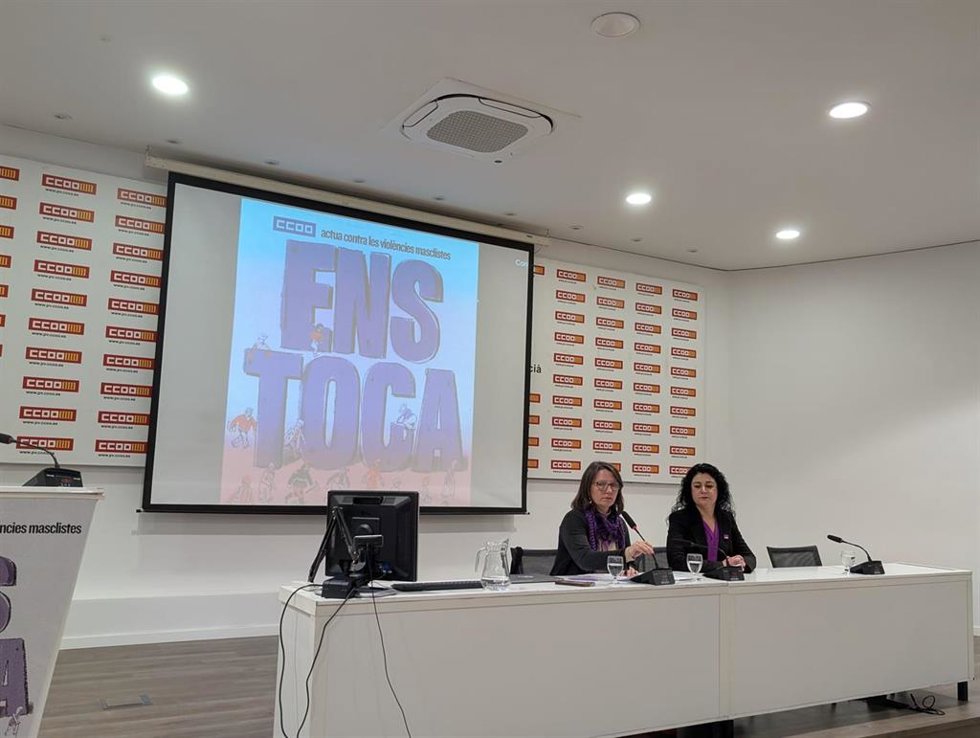 La secretaria general de CCOO PV, Ana García Alcolea, y la secretaria de Dones i Igualtat de CCOO PV, Empar Pablo Martínez, en la asamblea para conmemorar el Día Internacional por la Eliminación de la Violencia contra las Mujeres -. Firma: EPL/SAM .-