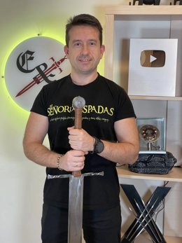 Eduardo Sáenz, propietario de Espadas y Más