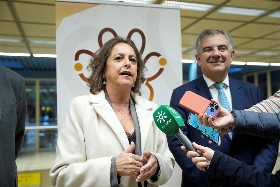 La consejera de Sostenibilidad y Medio Ambiente de la Junta de Andalucía, Catalina García, atiende a los medios antes de intervenir en el acto inaugural del primer Congreso Internacional sobre el Lince Ibérico.
