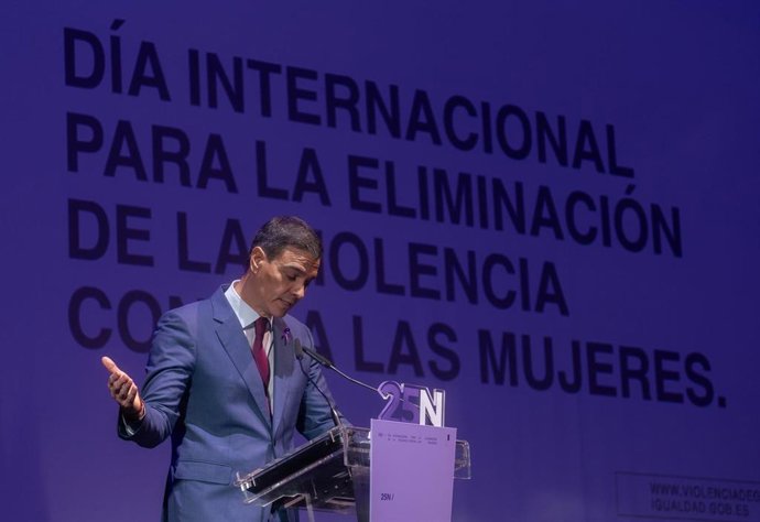Archivo - El presidente del Gobierno, Pedro Sánchez, interviene durante un acto con motivo del Día Internacional para la Eliminación de la Violencia contra las Mujeres, en el Teatro Pavón, a 25 de noviembre de 2024, en Madrid (España).