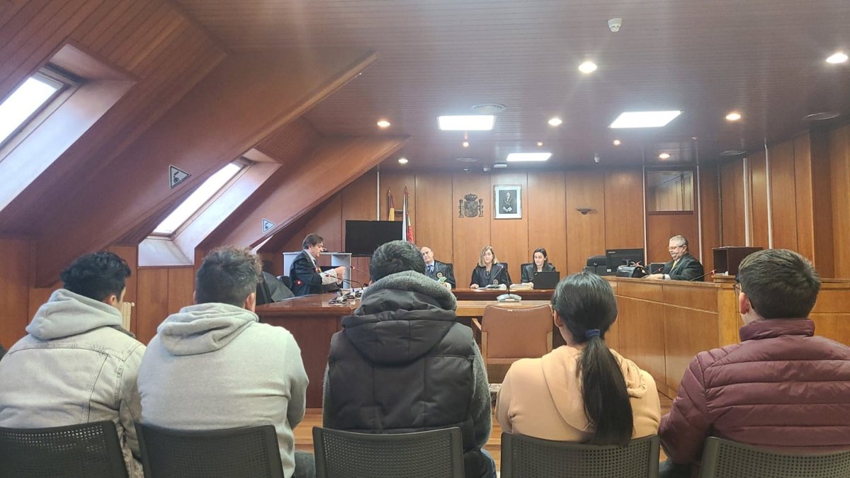 Condenados a 21 y 10 meses por robar, secuestrar y golpear a un hombre al que abandonaron en una carretera