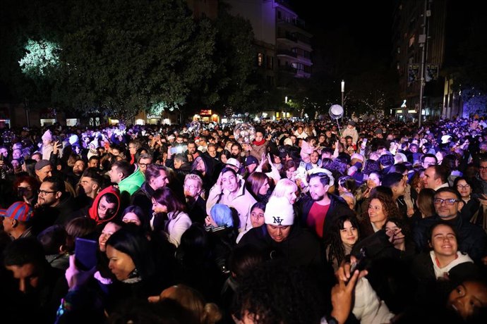 Cientos de personas durante el encendido de las luces de Navidad de Palma, por primera vez celebrado en la plaza de España.