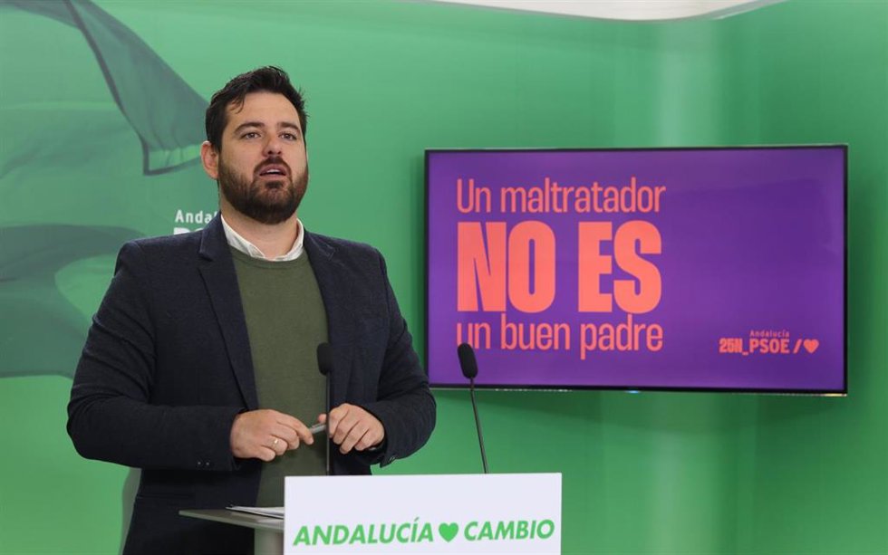 El secretario adjunto de Organización del PSOE-A, Alejandro Moyano, en rueda de prensa en Sevilla.