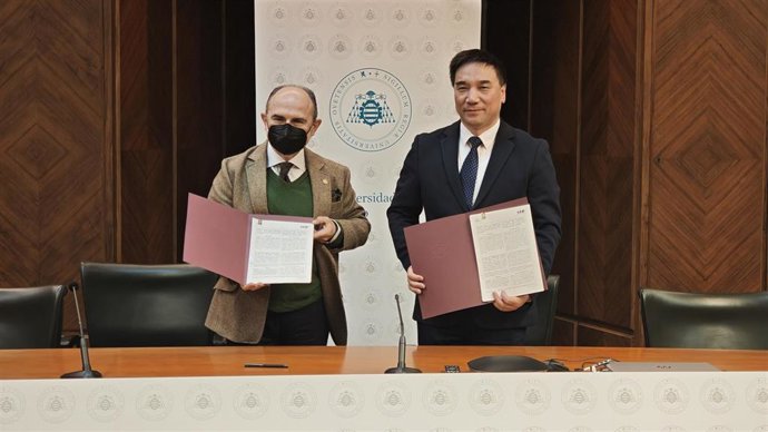 Ignacio Villaverde, Rector De La Universidad De Oviedo, Y He Shengping, CEO De Sino-Foundry Refractory R&D (SFR).