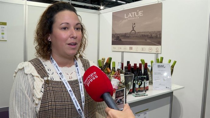 María Moral, del Departamento Técnico de Bodegas Latúe, en la WBWE de Ámsterdam.