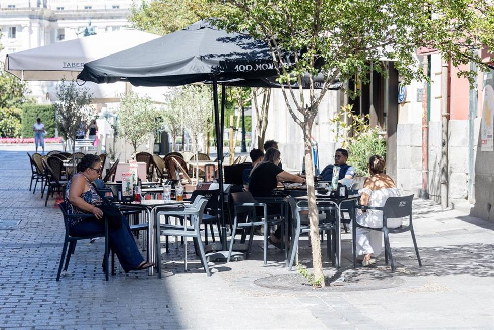 Archivo - Clientes de un bar se refrescan en la terraza, a 15 de julio de 2025, en Madrid (España).