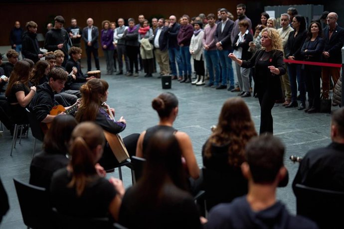 El Parlamento de Navarra y el instituto Iturrama se unen en un acto contra la violencia hacia las mujeres.