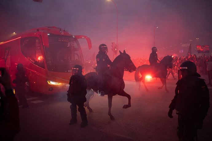 Archivo - Ambiente previo al derbi de vuelta entre Atlético de Madrid y Real Madrid en octavos de final de la Champions League, en el Riyadh Air Metropolitano, a 12 de marzo de 2025, en Madrid (España).