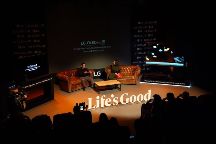 O cineasta Juan Antonio Bayona em uma reunião com a LG