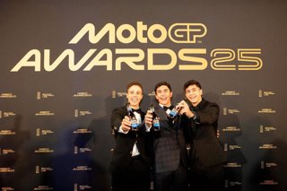 Los pilotos Marc Márquez, Diogo Moreira y José Antonio Rueda, campeones de MotoGP, Moto2 y Moto3, respectivamente, en 2025.