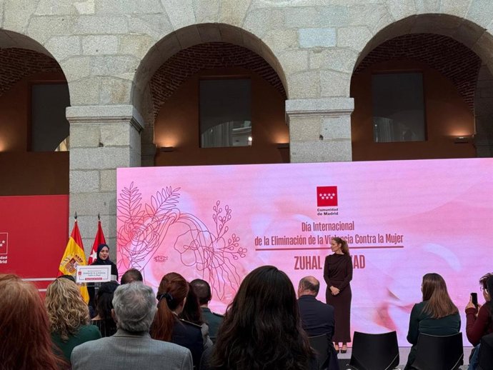 La activista afgana Zuhal Sherzad, entre las galardonadas por la Comunidad de Madrid con motivo del Día Internacional de la Eliminación de la Violencia contra la Mujer.