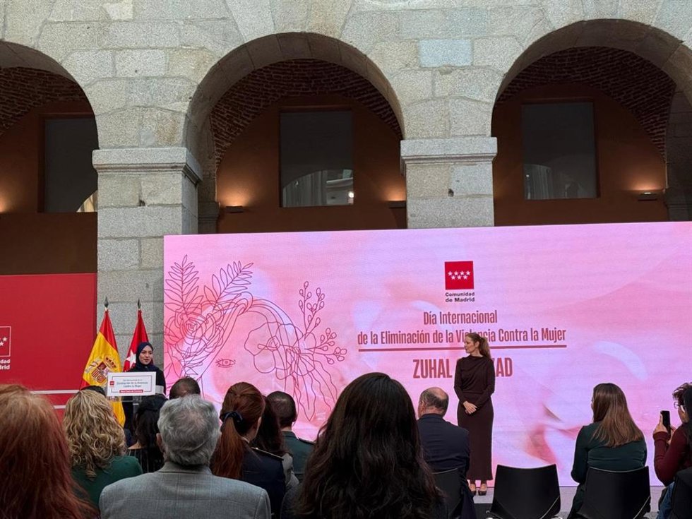 La activista afgana Zuhal Sherzad, entre las galardonadas por la Comunidad de Madrid con motivo del Día Internacional de la Eliminación de la Violencia contra la Mujer.