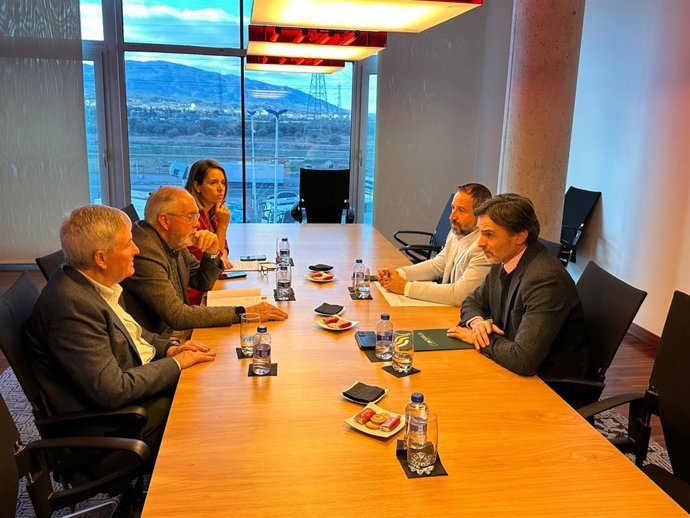 El consejero de Fomento e Infraestructuras, Jorge García Montoro, acompañado del presidente de FROET, Pedro Díaz, durante un encuentro para hablar de las principales novedades del transporte interurbano de la Región de Murcia