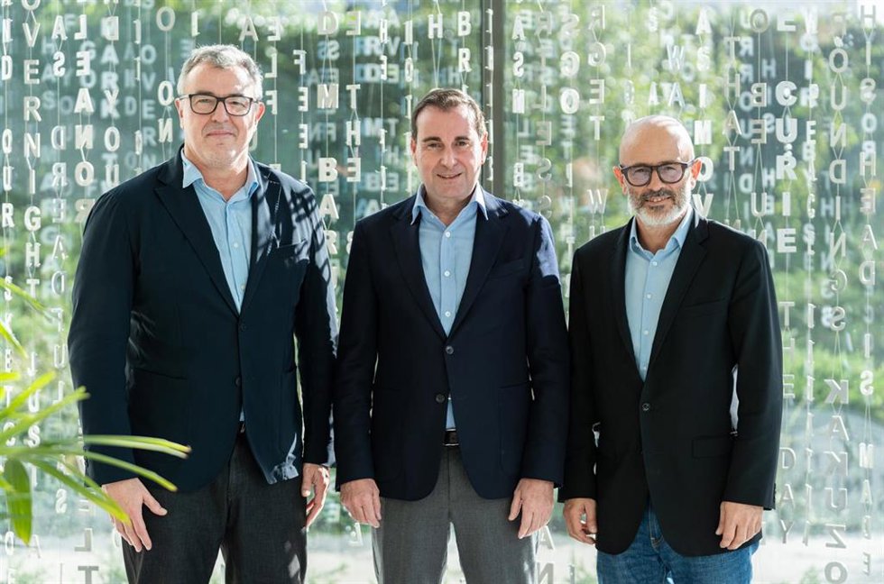 El presidente de Mango, Toni Ruiz; el director general del Comité español de Acnur, Francesco Sciacca, y el director de Alianza del Sector Privado de Acnur, Jorge Olague.