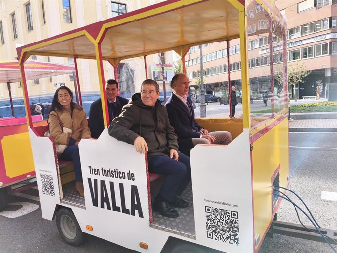 El presidente de CEOE Valladolid, Carlos Magdaleno, en el tren turístico de 'Valla' en la campaña para retomar el debate del soterramiento.