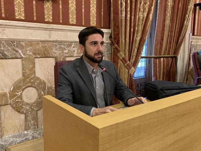 Archivo - El concejal de Podemos-IU en el Ayuntamiento de Sevilla, Ismael Sánchez, en el Salón de Plenos, en una foto de archivo.