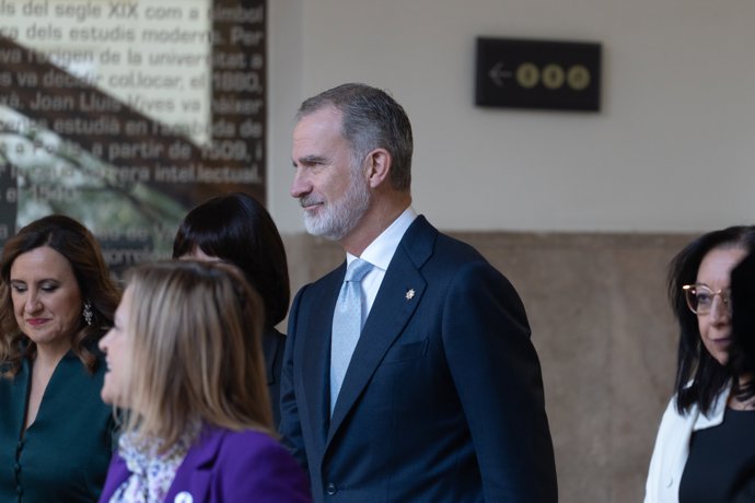 El Rey Felipe VI (c) durante la apertura del curso universitario 2025/2026, en la Universidad de Valencia, a 25 de noviembre de 2025, en Valencia, Comunidad Valenciana (España).