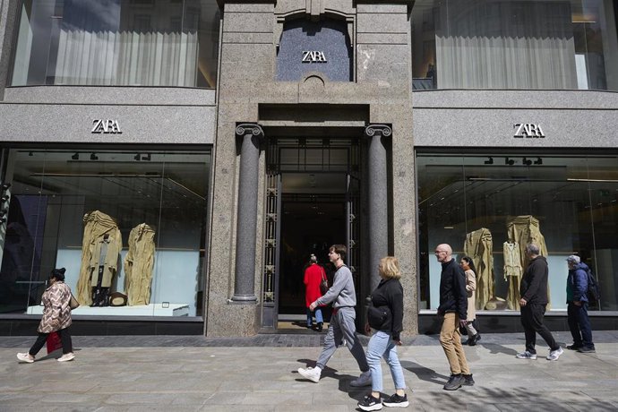 Archivo - Fachada de una tienda de Zara, a 26 de marzo de 2025, en Madrid (España). 