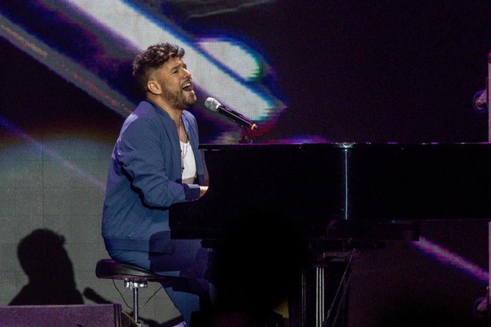 Archivo - El cantante Pablo López durante una actuación.