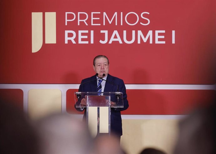 El presidente de la Fundación Premios Jaume I, Vicente Boluda, durante el acto de entrega de los premios, este martes en València