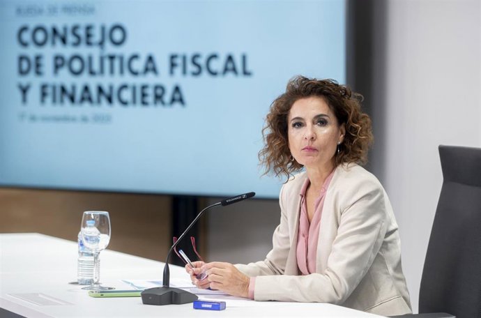 La vicepresidenta primera y ministra de Hacienda, María Jesús Montero, durante una rueda de prensa tras la reunión del Consejo de Política Fiscal y Financiera (CPFF), en el Ministerio de Hacienda, a 17 de noviembre de 2025. (Foto de archivo).