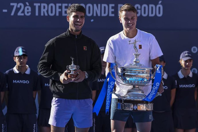 Archivo - Los tenistas Holger Rune y Carlos Alcaraz tras la final del último Barcelona Open Banc Sabadell