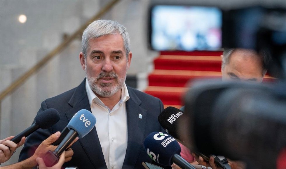 Archivo - El presidente del Gobierno de Canarias, Fernando Clavijo, tras el encuentro con los grupos parlamentarios para renovar el consenso (todos menos Vox) y pedir  un acuerdo PSOE-PP para la ley de menores migrantes