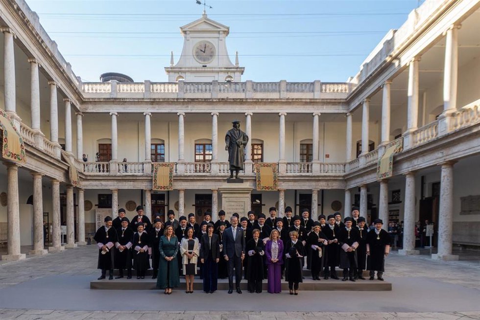 El Rey Felipe VI (c) durante la apertura del curso universitario 2025/2026, en la Universitat de Valncia, a 25 de noviembre de 2025, en Valencia, Comunidad Valenciana (España).