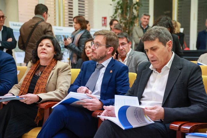 Archivo - El subdelegado del Gobierno, Francisco Toscano, en el centro, junto al delegado del Ejecutivo central en  Andalucía, Pedro Fernández, en una foto de archivo.