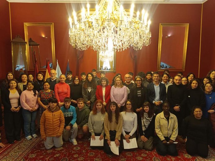 Representantes de la corporación municipal de Santiago junto a estudiantes compostelanos