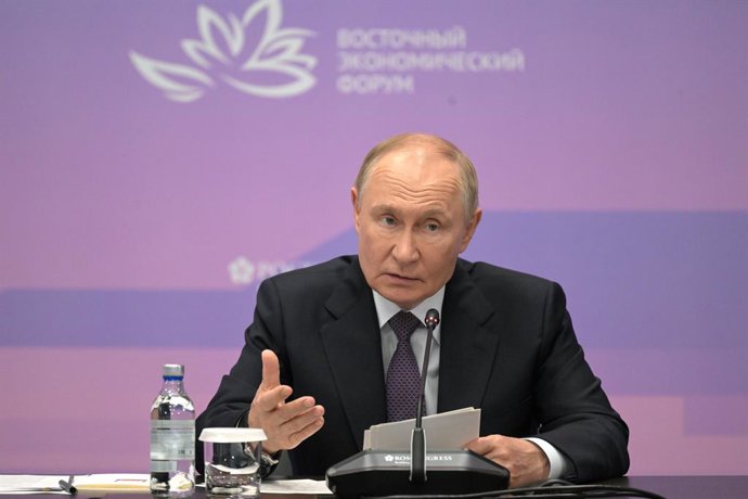Archivo - RUSSIA, VLADIVOSTOK - SEPTEMBER 4, 2025: Russia's President Vladimir Putin holds a meeting on the development of the fuel and energy sector at Far Eastern Federal University,Image: 1034091492, License: Rights-managed, Restrictions: * Switzerland