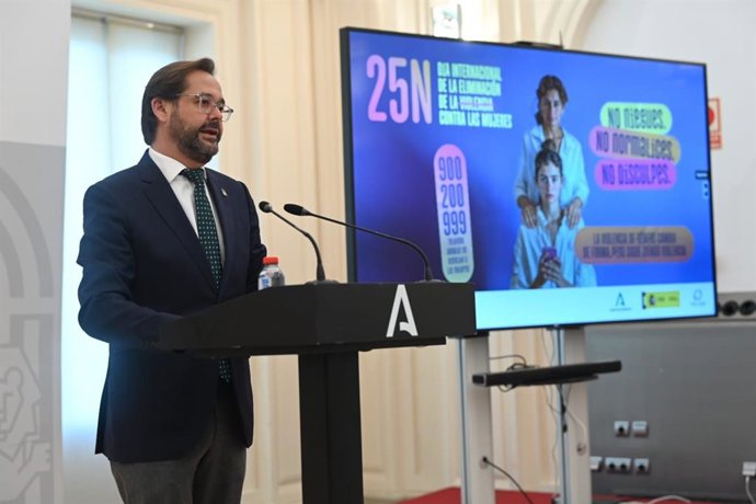 El delegado del Gobierno andaluz en Granada, Antonio Granados, en rueda de prensa.