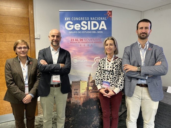 De izquierda a derecha: la Dra. María Velasco, presidenta de GeSIDA; el Dr. Javier Martínez-Picado, co-presidente del XVI Congreso Nacional de GeSIDA; la Dra. Rosario Palacios, co-presidenta del XVI Congreso Nacional de GeSIDA; y el Dr. Javier Membrillo