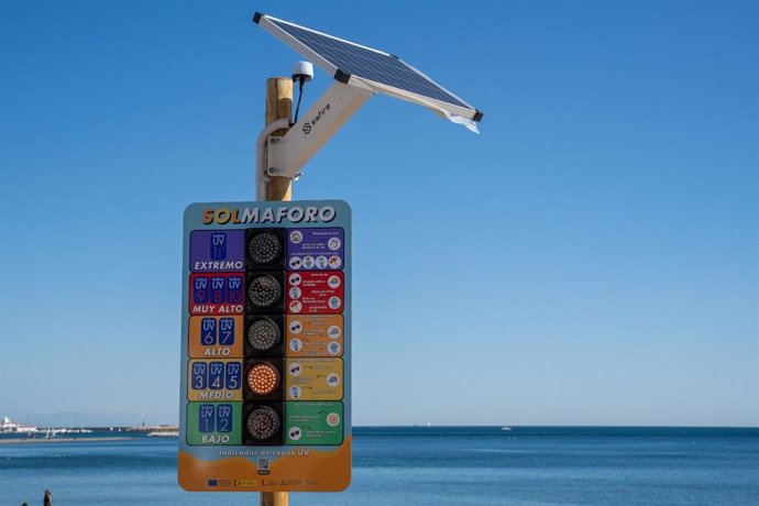 Se trata de dispositivos que funciona mediante energía solar y que permiten medir en tiempo real la intensidad de los rayos ultravioleta y, dependiendo del nivel que capte y del riesgo que pueda existir de exposición al sol, se ilumina de un color u otro.