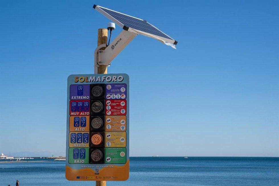 Se trata de dispositivos que funciona mediante energía solar y que permiten medir en tiempo real la intensidad de los rayos ultravioleta y, dependiendo del nivel que capte y del riesgo que pueda existir de exposición al sol, se ilumina de un color u otr