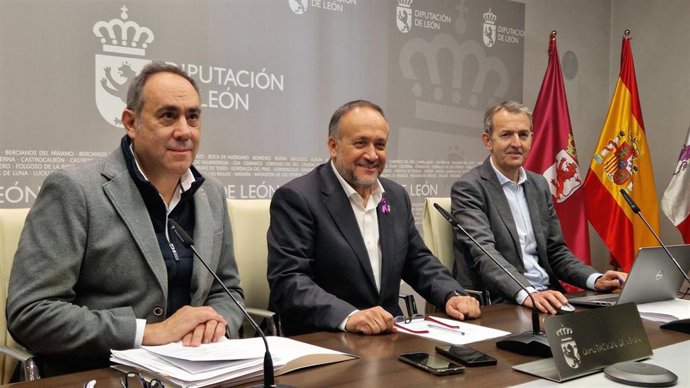 El presidente de la Diputación de León, Gerardo Álvarez Courel (centro); el vicepresidente, Valentín Martínez (izquierda) y el diputado de Hacienda, Santiago Dorado (derecha), presentan los presupuestos del ejercicio 2026.