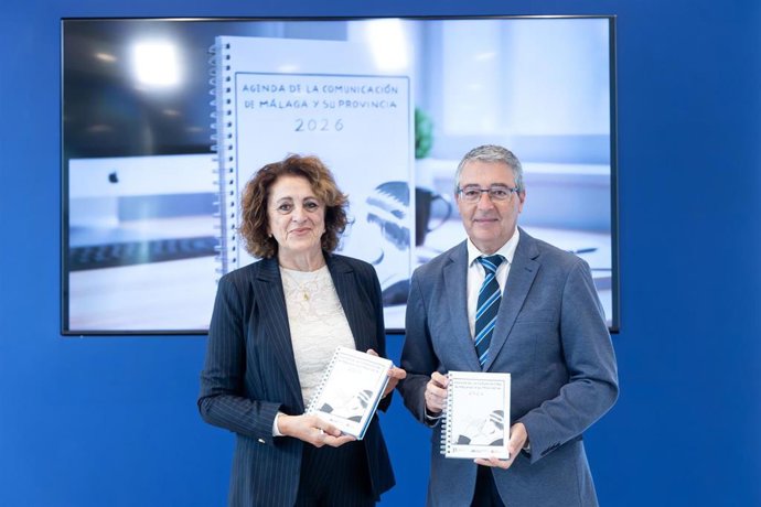 El presidente de la Diputación de Málaga, Francisco Salado, junto a Elena Blanco, presidenta de la Asociación de la Prensa de Málaga, uno de los colectivos periodísticos más antiguos del país, que este año celebra su 120 aniversario.